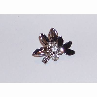 Brosa eleganta-floare fantazie cu cristale negre si albe