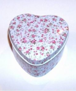 Cutiuta din metal in forma de inima, roz, cu model trandafir