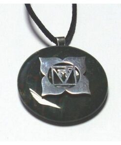Chakra Muladhara din argint cu heliotrop pe siret negru Chakra Muladhara din argint cu heliotrop pe siret negru