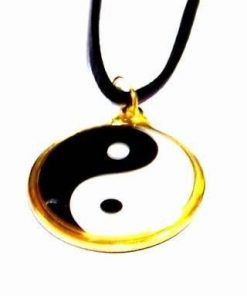 Talisman Feng Shui cu Yin-Yang auriu, pe siret negru