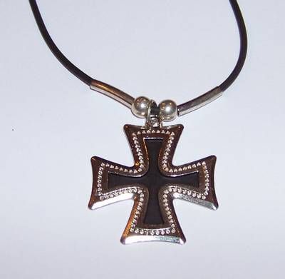 Crucea celtica din metal nobil, pe siret negru