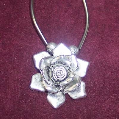 Talisman argintiu din metal - floare de trandafir