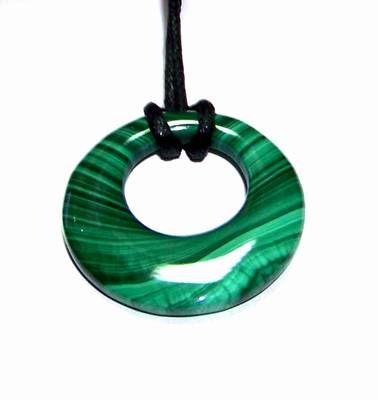 Talisman din malachit, pe siret negru - pentru protectie Talisman din malachit, pe siret negru - pentru protectie