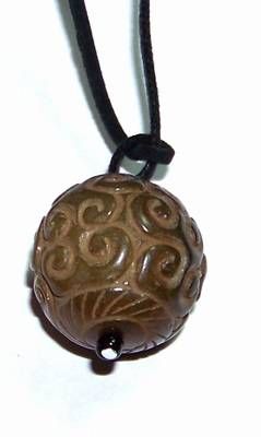 Pandantiv din jad cu simboluri de bun augur pe siret negru